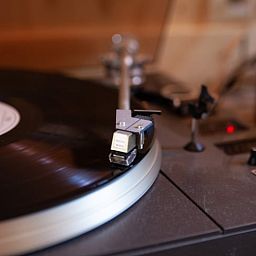 Plattenspieler fuer den Musikgenuss in der Huette in Joppe, Achterhoek.