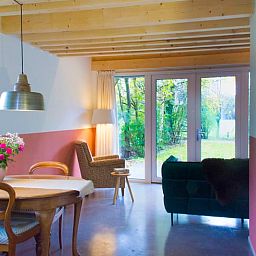 Gezellige eetruimte in Vakantiehuisje in Joppe met uitzicht op de tuin, Achterhoek, Gelderland.