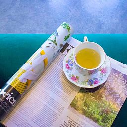 Ontspanning met thee en tijdschrift in Vakantiehuisje in Joppe, midden in de Achterhoek, Gelderland.