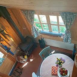 Gemuetliches Interieur des Ferienhauses in Winterswijk Corle, Achterhoek, mit Holzinterieur und gemuetlichem Holzofen.