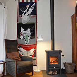 Knusse zithoek met houtkachel in Huisje in Varssel - Hengelo Gld, vakantiehuis in Varssel, Achterhoek.