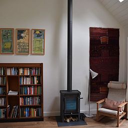 Gezellige leeshoek met open haard in Vakantiehuis in Varssel - Hengelo Gld, Achterhoek, Gelderland.