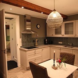 Gezellige keuken in Vakantiehuis in Zieuwent, Achterhoek, Gelderland. Moderne keuken met sfeervolle verlichting en eetruimte.