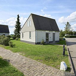 Ferienhaus Bungalow Comfort Deluxe im Gelderse Tal mit sonniger Terrasse und gruenem Garten.