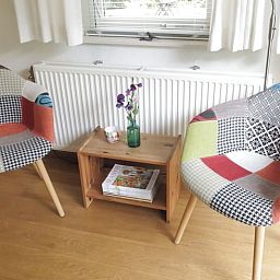 Stijlvolle stoelen in Vakantiehuisje in Tonden, Gelderse vallei, Gelderland, perfect voor ontspanning.