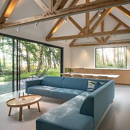Helles Wohnzimmer im Ferienhaus in Tonden, mit Blick auf den Wald.
