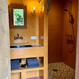 Stilvolles Badezimmer im In de Aap - Apartments & Guesthouse, Bergen, mit moderner Ausstattung und warmen Farben in der Naehe der Nordseekueste.