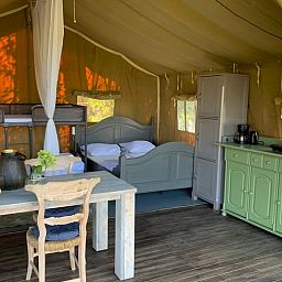 Gemuetliches Interieur von Huisje in Netterden, einem Ferienhaus in Montferland, Gelderland, mit bequemen Betten und einer schoenen Essecke.