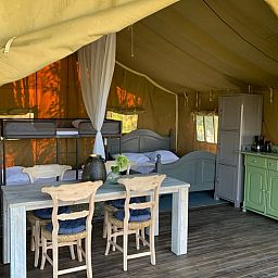 Gemuetliches Interieur von Huisje in Netterden, einem Ferienhaus in Montferland, Gelderland, mit bequemen Betten und einem rustikalen Essbereich.
