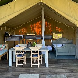 Gemuetlicher Innenbereich von Huisje in Netterden, Ferienhaus in Montferland, Gelderland mit bequemen Betten und Sitzecke.