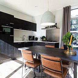 Moderne Kueche und Essbereich in Modul Special 4 Personen Wellness Spa, Ferienhaus in Beekbergen, Veluwe, Gelderland.