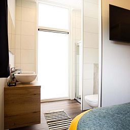 Modern bathroom in Beekhoeve 4 persons Wellness, vacation home in Beekbergen, Veluwe with luxury amenities.