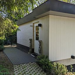 Das Ferienhaus in Beekbergen, ein Ferienhaus in der Region Veluwe in Gelderland, bietet eine ruhige, waldreiche Umgebung mit moderner Architektur und rustikalem Charme.