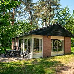 Helle Sitzecke im Ferienhaus Heideheuvel, Beekbergen, Veluwe, mit Blick auf die Natur.