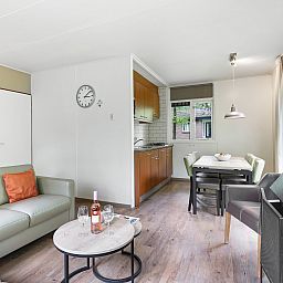 Stimmungsvoller Kamin und Wein im Bungalow Heideheuvel 6B, Beekbergen, Veluwe.