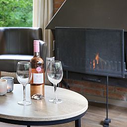 Essecke mit Blick ins Gruene im 6-Personen-Ferienhaus Heideheuvel, Beekbergen, Veluwe.