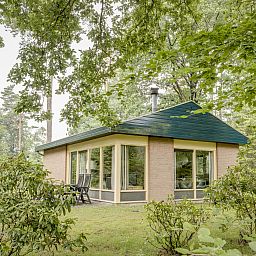 Erholsames Schlafzimmer im Heideheuvel 2-Bett-Bungalow, Beekbergen, Veluwe. Bequeme Betten fuer eine gute Nachtruhe.