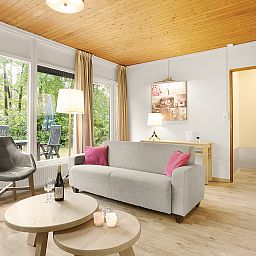 Essbereich mit Blick auf die Natur im 2-Bett-Bungalow Heideheuvel, Beekbergen, Veluwe. Geniessen Sie Ihre Mahlzeiten in einer ruhigen Umgebung.