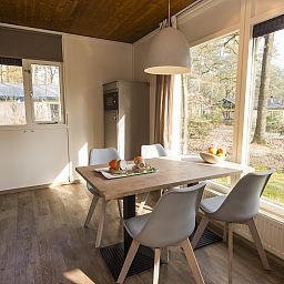 Modernes Badezimmer in Heideheuvel 2-Bett-Bungalow, Beekbergen, Veluwe. Ausgestattet mit extra Zugaenglichkeit fuer Komfort.