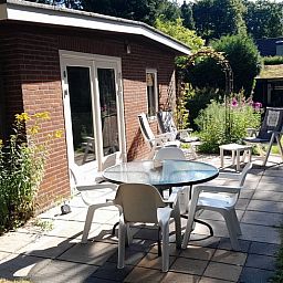 Geniessen Sie den sonnigen Garten und die Terrasse beim Ferienhaus in Beekbergen, einer charmanten Ferienunterkunft in der Region Veluwe in Gelderland.