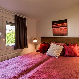 Gezellige slaapkamer in Rialto 6 personen Wellness vakantiehuis, Beekbergen, Veluwe, met comfortabele bedden en sfeervolle inrichting.