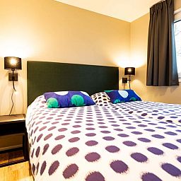 Gemuetliches Schlafzimmer im Ferienhaus Leijhoeve fuer 6 Personen in Beekbergen, Veluwe, mit bequemem Doppelbett und moderner Einrichtung.