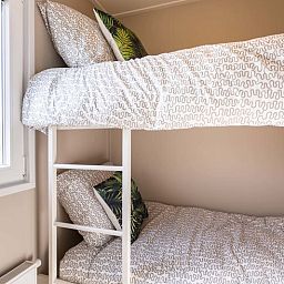 Gemuetliche Etagenbetten in Leijhoeve 6 Personen, Ferienhaus in Beekbergen, Veluwe, bieten Komfort und einen Blick auf die gruene Umgebung.