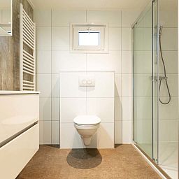 Modernes Badezimmer im Ferienhaus Leijhoeve fuer 6 Personen in Beekbergen, Veluwe. Komfortable Ausstattung in ruhiger Umgebung.