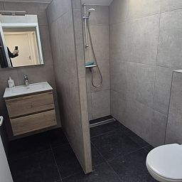 Modernes Badezimmer im Ferienhaus in Harskamp, Ferienhaus in der Veluwe, Gelderland. Komfortable Dusche und stilvolles Waschbecken.
