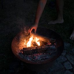 Avond kampvuur bij Huisje in Kootwijk, vakantiehuis in Veluwe, Gelderland.