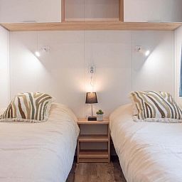Tweede slaapkamer in Module Flat Roof 4 personen, Ede, Veluwe, Gelderland, met twee eenpersoonsbedden en sfeerverlichting.