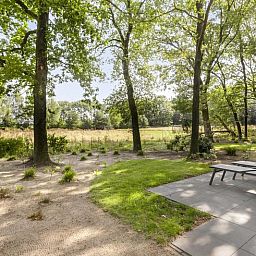 Natuurlijke omgeving van Module Wood 5 personen vakantieverblijf in Ede Veluwe met uitzicht op bos en veld.