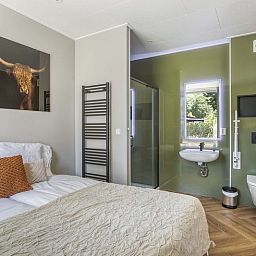 Bedroom in Veluwehoeve 4 persons MIVA, Ede, with modern interior and adjoining bathroom, perfect vacation accommodation in the Veluwe.