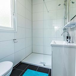 Modernes Badezimmer im Modul 5 Personen Ferienhaus in Ede, Veluwe, Gelderland mit Dusche und Waschbecken.