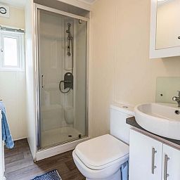 Modernes Badezimmer im Ferienhaus fuer 6 Personen in Ede, Veluwe mit Dusche und Waschbecken.