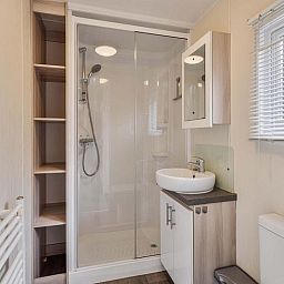 Modern bathroom with shower in Holiday home 4 persons, vacation home in Ede, Veluwe, Gelderland.