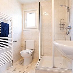 Stilvolles Badezimmer im Ferienhaus fuer 3 Personen, Ede, Veluwe, Gelderland, mit Dusche und Toilette.