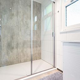 Moderne badkamer in Module Special Wellness (Spa) vakantiehuis in Ede, Veluwe, Gelderland met ruime douche.