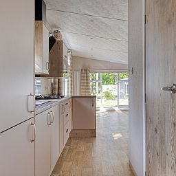 Einbaukche des Ferienhauses Module Nova in Ede, Veluwe, mit Blick auf den Garten.