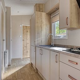 Moderne Kche im Ferienhaus Module Nova, Ede, Veluwe, mit Holzverkleidung.