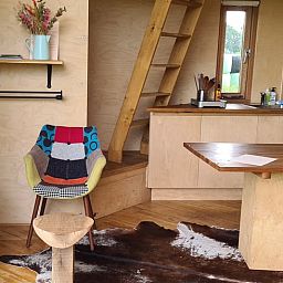 Stilvolle Sitzecke im Ferienhaus Ede, Veluwe, mit farbigen Akzenten.