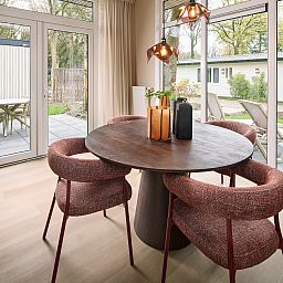 Auenansicht des Ferienhauses Wilgenhof in Ede, Veluwe, mit groer Terrasse und umliegender Natur.