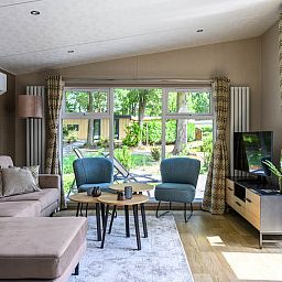 Gemtliches Wohnzimmer von Module Nova in Ede, Veluwe mit Blick auf den Garten in Gelderland.