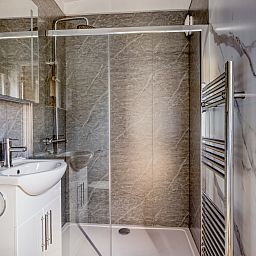 Luxurises Badezimmer im Modul Nova Ferienhaus in Ede, Veluwe mit modernen Annehmlichkeiten.