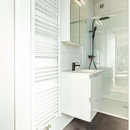 Modernes Badezimmer in Boslodge Silva, Ferienunterkunft in Ede, Veluwe, Gelderland.