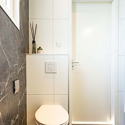 Stilvolle Toilettenanlage in Boslodge Silva, Ferienhaus in Ede, Veluwe.