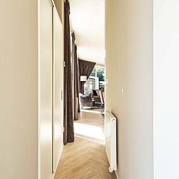 Heller Korridor mit Holzboden in Boslodge Silva, Ferienunterkunft in Ede, Veluwe.