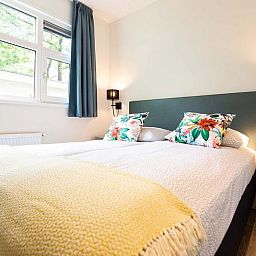 Tweede slaapkamer in Module Special 4 personen Wellness, Ede, Veluwe met groot raam en frisse inrichting.