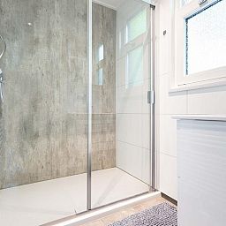 Moderne badkamer in Module Special 4 personen Wellness in Ede, Veluwe met ruime douche en glazen deur.