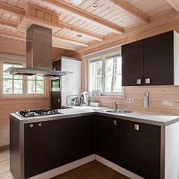 Rustikale Fassade des Ferienhauses DG1298 in den Waeldern von Emst, Veluwe.